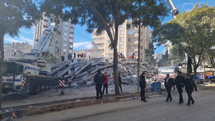 Hatay, Adana ve Osmaniye'de yıkılan binalarda arama kurtarma çalışmaları sürüyor