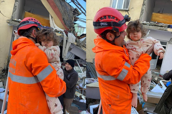 Deprem bölgesinde enkazdan sağ kurtarılan çocuklar yakınlarını bekleyenlere umut oldu