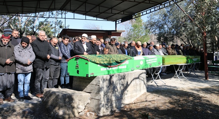 Enkazdan birbirlerine sarılmış halde çıkarılan Sarıkaya ailesi gözyaşlarıyla uğurlandı