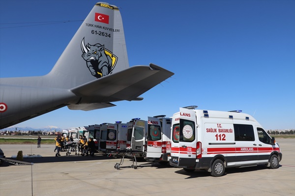 Depremde yaralanan 51 kişi Adana'dan uçakla İstanbul'a gönderildi