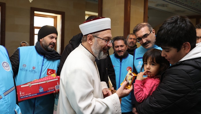 Diyanet İşleri Başkanı Erbaş, Adana'daki camilerde kalan depremzedeleri ziyaret etti