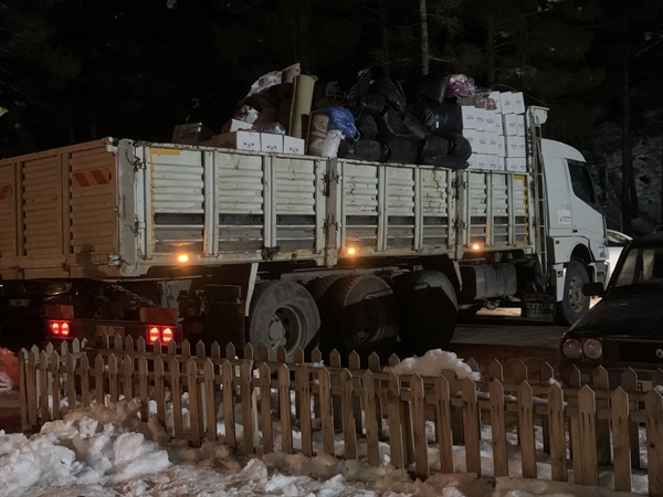 Depremzedelere Adana'nın ilçelerinden yardım malzemeleri gönderildi