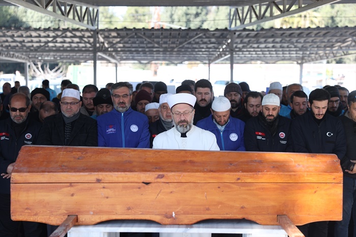 Diyanet İşleri Başkanı Erbaş depremde hayatını kaybeden anne ve oğlunun cenaze namazını kıldırdı