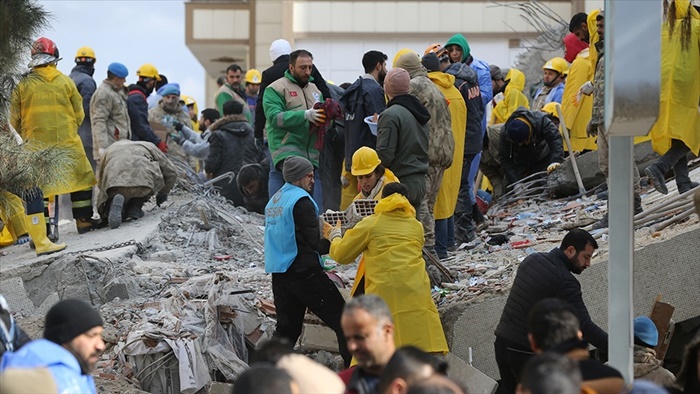 Yaraları sarmak isteyen ünlü isimler deprem bölgesinde