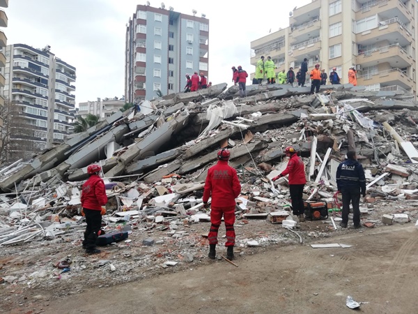 Şirketler depremzedelerin yaralarını sarmak için tek vücut oldu