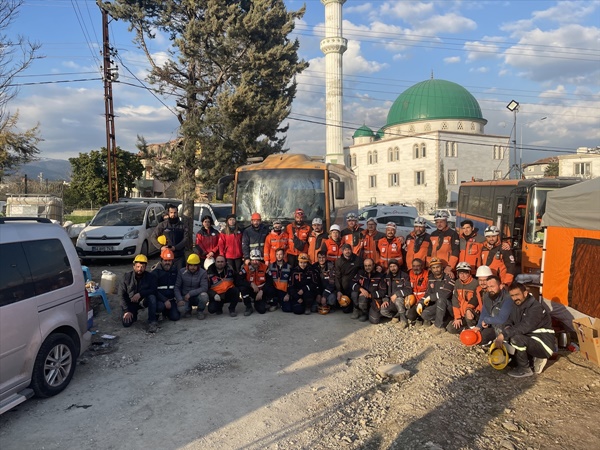 Afet Gönüllüleri, "asrın felaketi"nde can kurtarıyor