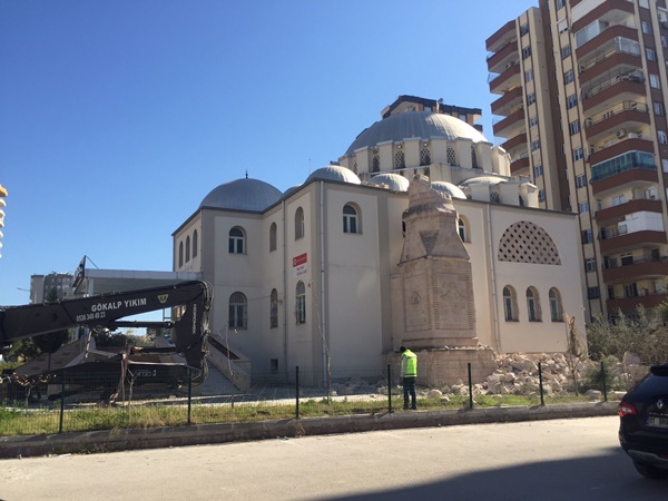 Depremde hasar gören caminin minaresi kontrollü şekilde yıkıldı