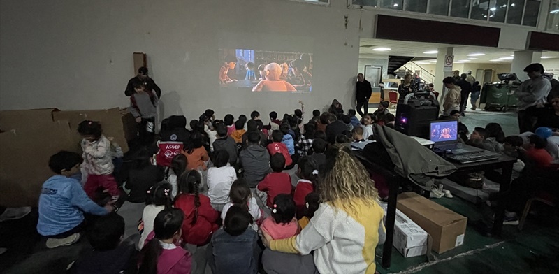 Adana'da depremden etkilenen çocuklar için sinema etkinliği düzenlendi