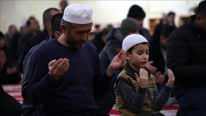 Berat Kandili'nde eller depremzedeler için semaya kalktı