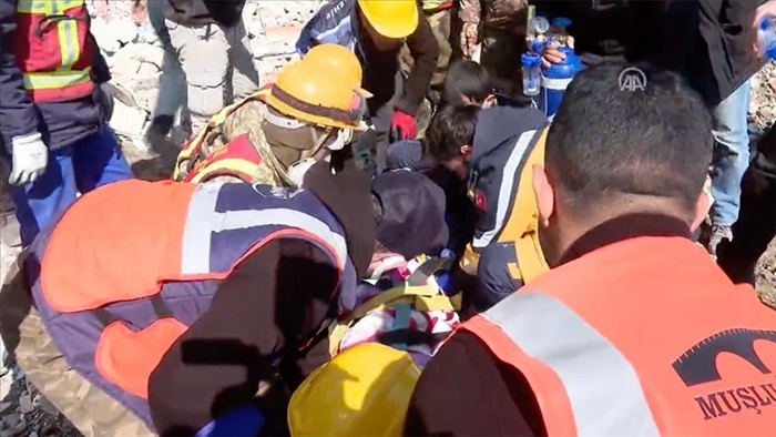 Hatay'da biri çocuk 3 kişi depremin 296. saatinde enkazdan sağ çıkarıldı