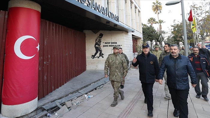 Bakanlar Akar ile Koca, Antakya ve Altınözü'ndeki çalışmaları inceledi, depremzedelerle bir araya geldi