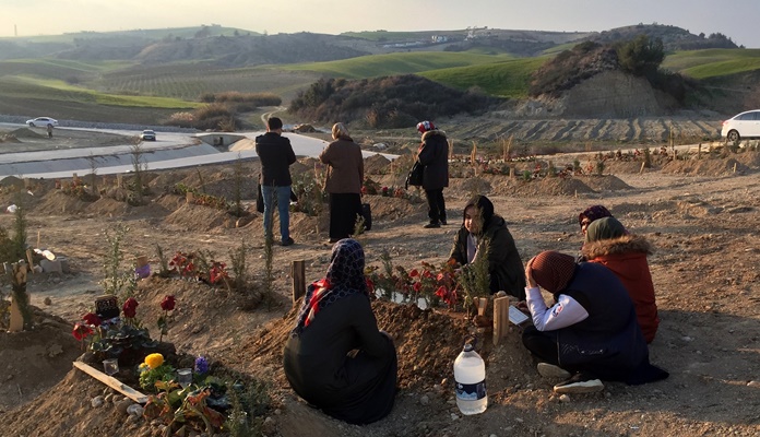 Depremde hayatını kaybedenlerin mezarları yürek yaktı