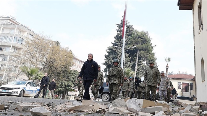 Akar'dan "depremin yaralarını sarmak için çalışan Mehmetçik terörle mücadelesini de sürdürüyor" mesajı