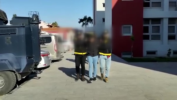 Adana'da bekçilerin ellerini bağlayıp çiftlikte gasp yapan 2 zanlı tutuklandı