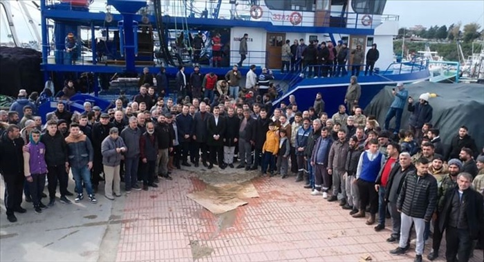 Adana'dan İskenderun'daki depremzedelere balıkçı teknesiyle yardım malzemesi gönderildi