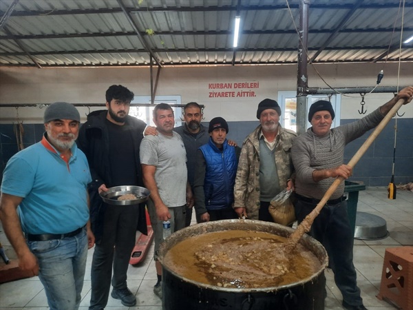 Samandağ'da gurbetçiler, depremzedelere "hirisi" dağıttı