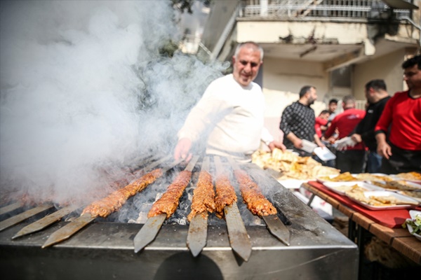 Adanalı kebap ustasından Hatay'daki depremzedelere ikram