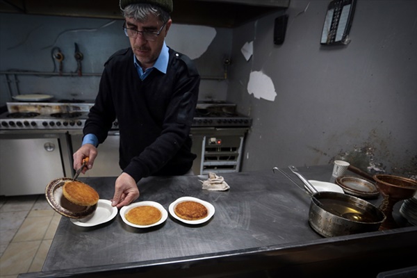 Depremler, tescilli Antakya künefesinin yapıldığı meydanı da yok etti