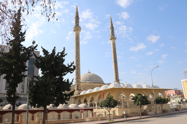 Adana'da 150 cami minaresi ağır hasar aldı