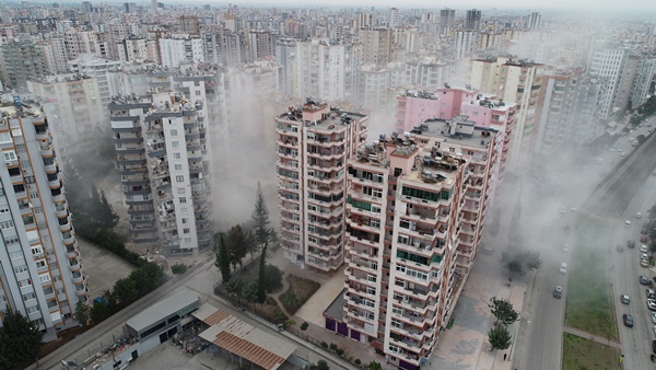 Depremde yarısı yıkılan apartmanın kontrollü yıkımına başlandı