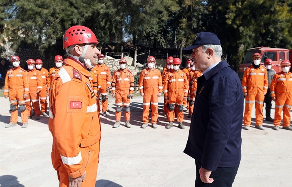 Bakan Akar'dan enkazdan 326 canı çıkaran Mehmetçiğe tebrik ziyareti