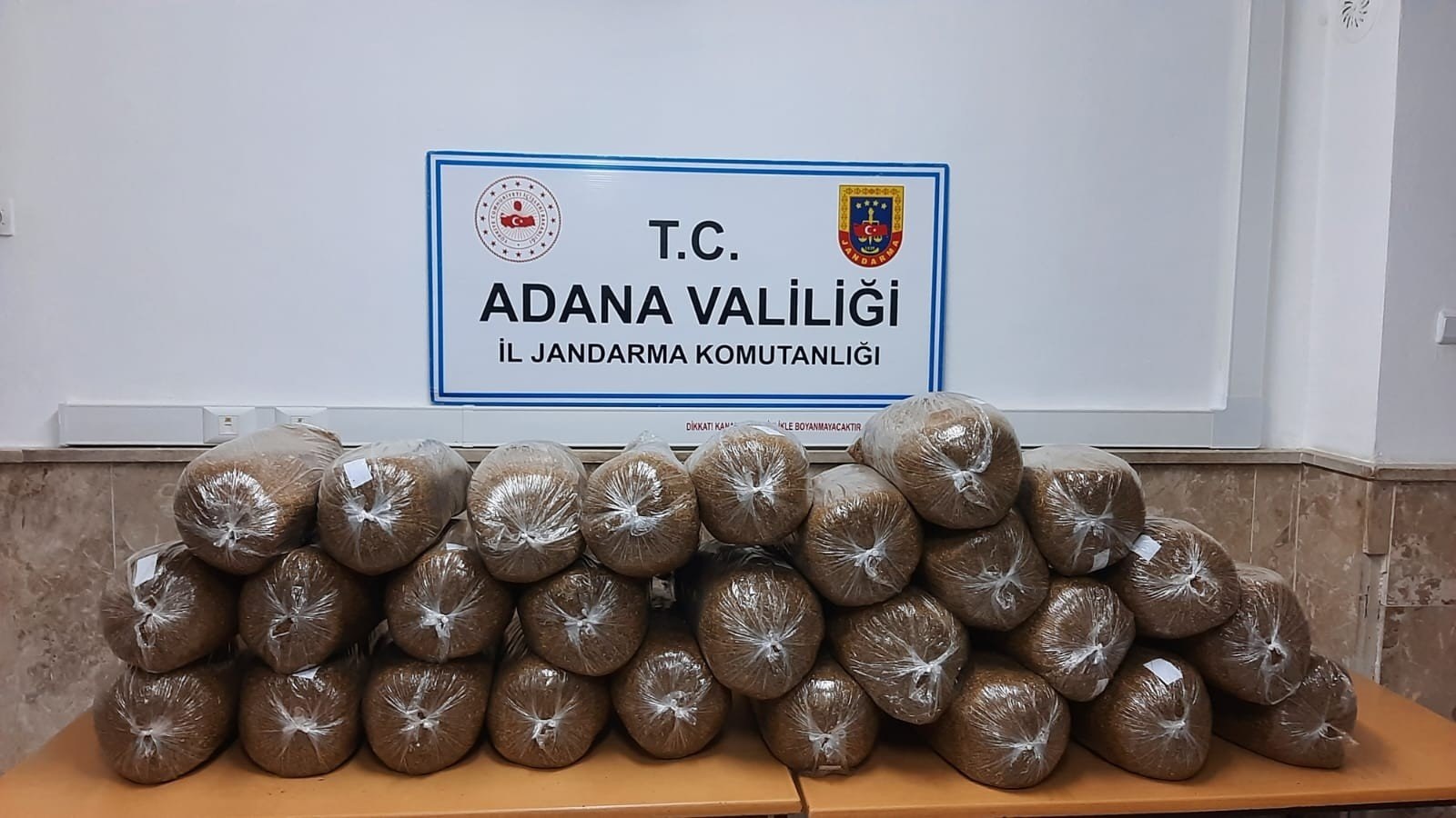 Adana'da 900 kilogram kaçak tütün ele geçirildi