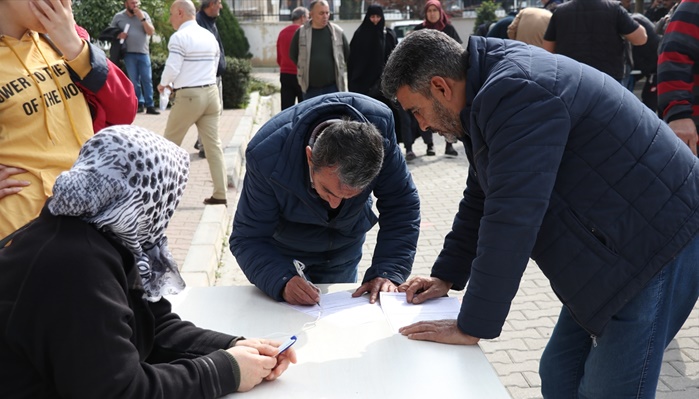 Adana'da "EYT" yoğunluğunun oluştuğu SGK binası bahçesine çadır kuruldu