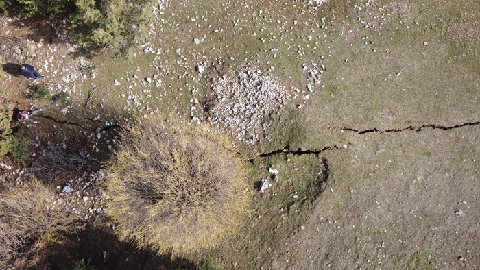 Kar, eridi 300 metrelik fay kırığı ortaya çıktı