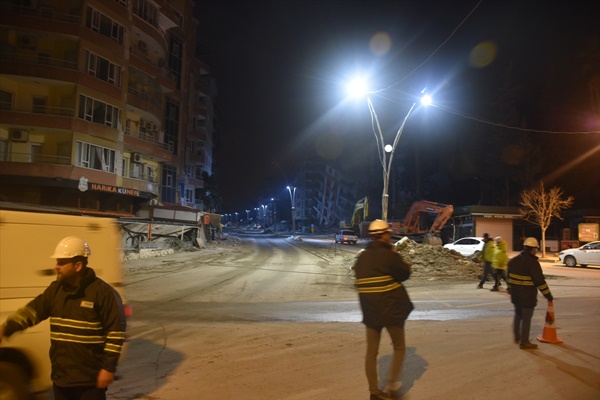 Depremin karanlığını aydınlatanların yoğun mesaisi devam ediyor