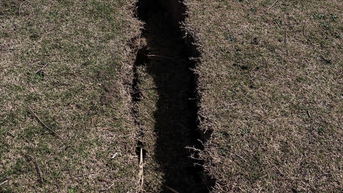 Ceyhan Nehri kıyısındaki köyde depremde oluşan yarık ve çöküntüler dronla görüntülendi