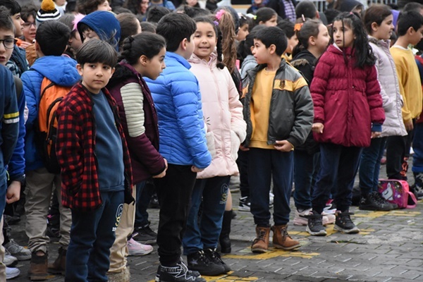 Depremden etkilenen Adana'da öğrenciler için ders zili çaldı