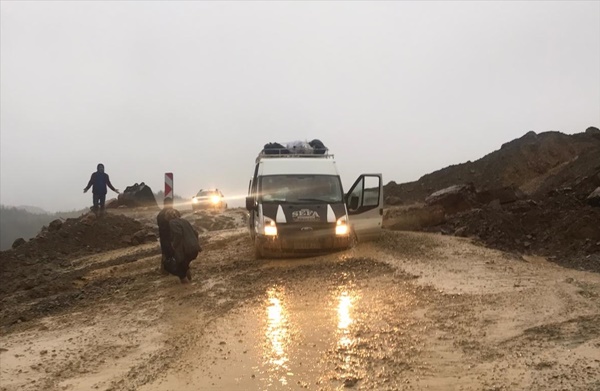 Adana'da heyelan oluşan yolda mahsur kalan minibüs kurtarıldı