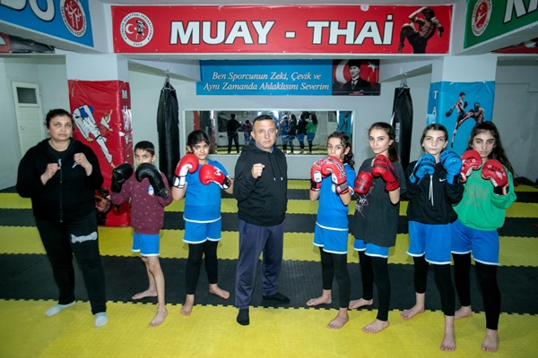 11 yaşındaki Muay Thai sporcusu Vasfiye Benek, Türkiye şampiyonu oldu