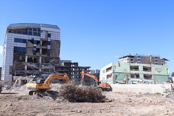 Hatay'da enkaz kaldırma ve yıkım çalışmaları 17 mahallede sürüyor