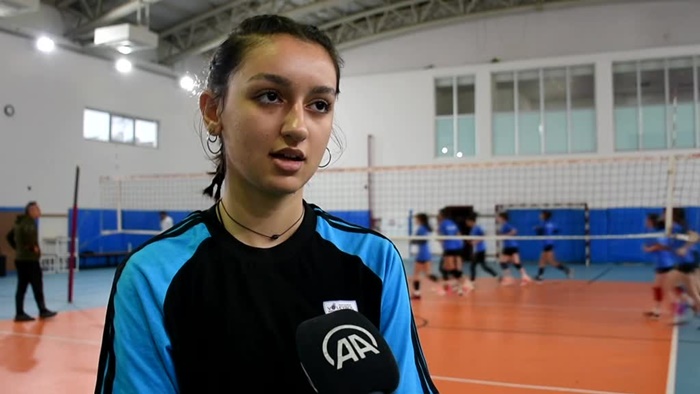 Depremzede genç voleybolcu, Türkiye Şampiyonası'na takımından ayrı hazırlanıyor