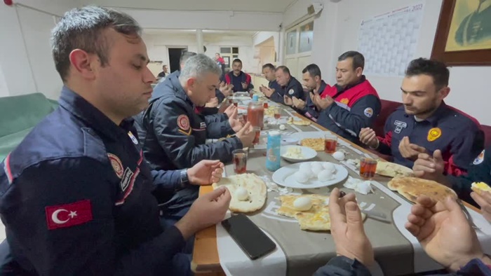 Adana'da itfaiye erleri ilk sahuru görev başında yaptı