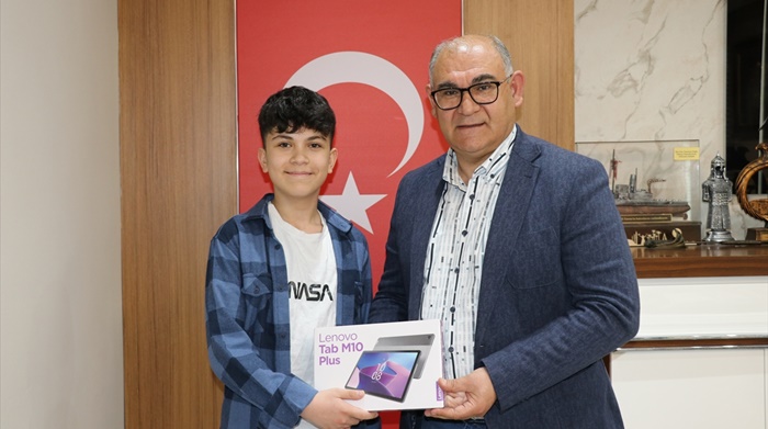 Pozantı Belediye Başkanı Çay, LGS ilçe birincisine tablet verdi