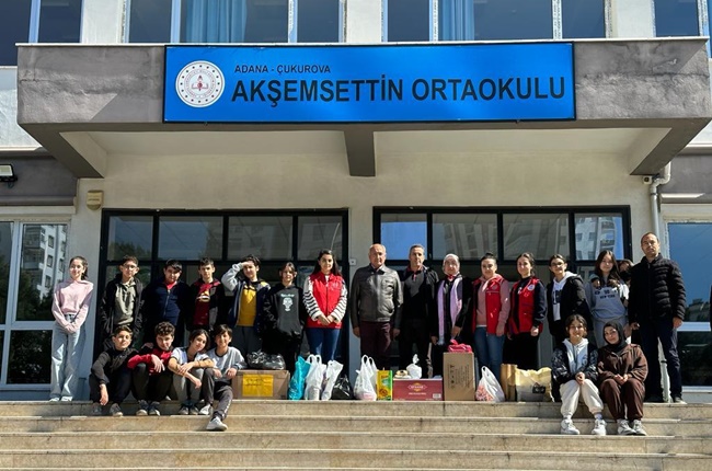 Adana Akşemsettin Ortaokulu öğretmen ve öğrencileri depremzedelere gıda yardımı yaptı