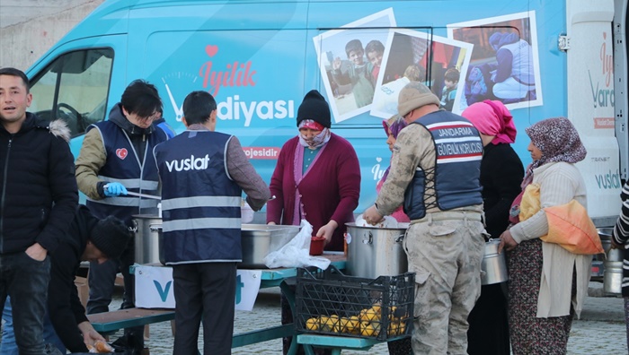 Vuslat Derneği deprem bölgesinde "100 köyde 100 iftar" veriyor