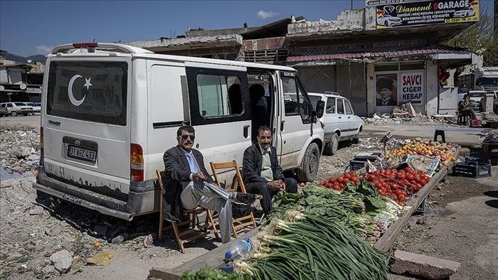 Hatay esnafı açtıkları tezgahlarla gidenlere "umut" kalanlara "moral" olmak istiyor