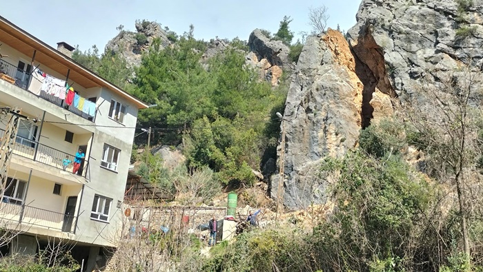 Devasa kaya depremde yarıldı, artçılarda iyice açılarak tehlikeyi artırdı