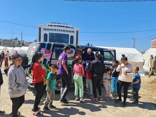 44 yıldır her yaz Adana’ya geldiği minibüsüyle bu kez depremzedelere yardıma koştu