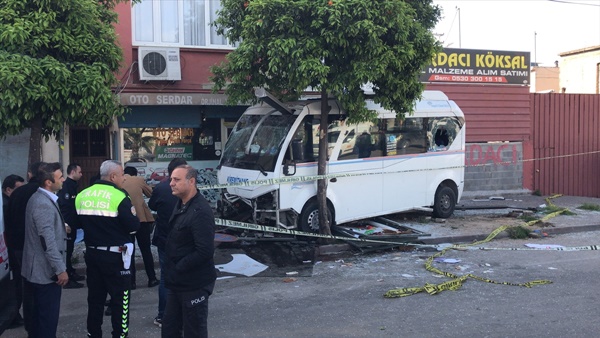 Dolmuşun durakta bekleyenlere çarpması sonucu 1 kişi öldü, 7 kişi yaralandı