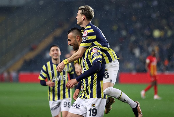 Fenerbahçe şampiyonluk yarışına son dakikalarda tutundu