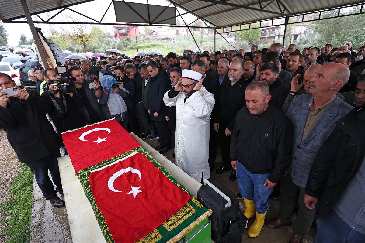 Adana'da üzerine kaya devrilen otomobildeki Rahime öğretmen son yolculuğuna uğurlandı