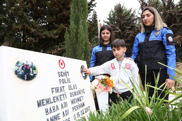 Şehit babasının mezarında dua etti, mezar taşındaki fotoğrafını okşadı