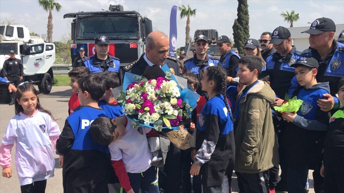 Adana'da öğrencilerden polislere ziyaret