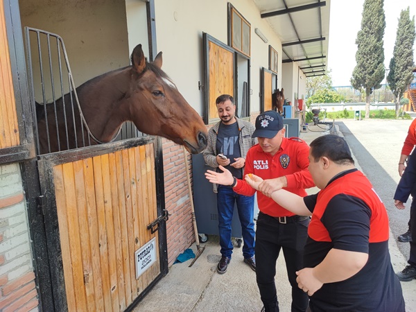 Down sendromlu çocuğun polis atıyla imtihanı