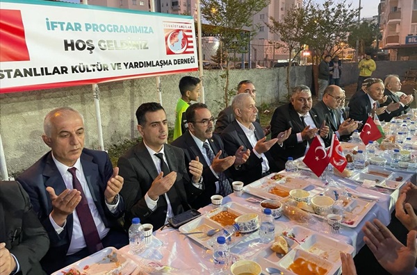 Adana'da Türkistanlılar Derneği iftar programı düzenledi