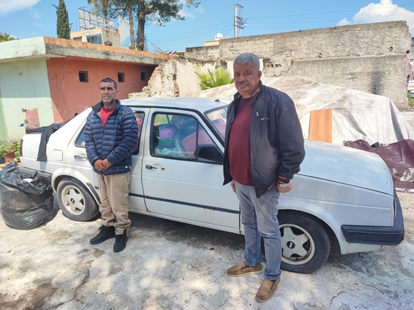 Çaycıdan örnek davranış: Sokakta kalan vatandaşı otomobiline yerleştirdi